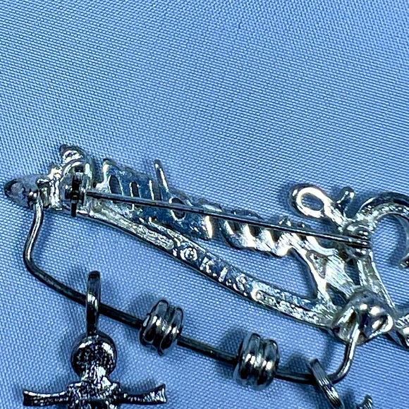 Grandma Brooch with Youth Charms - Picture 5 of 6